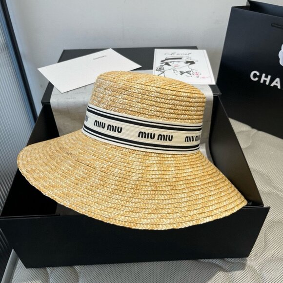 Miumiu's new straw hat - Picture 3 of 9
